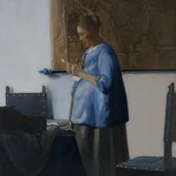 Femme en bleu lisant une lettre